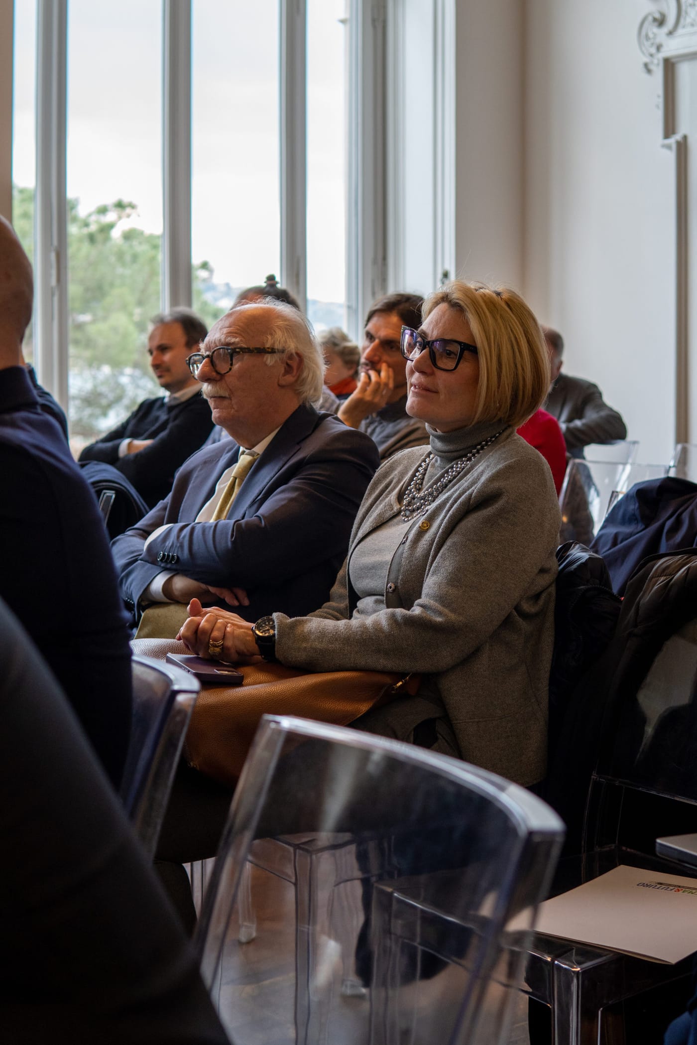 Il pubblico di Cinema & Futuro davanti alle vetrate di Villa del Grumello